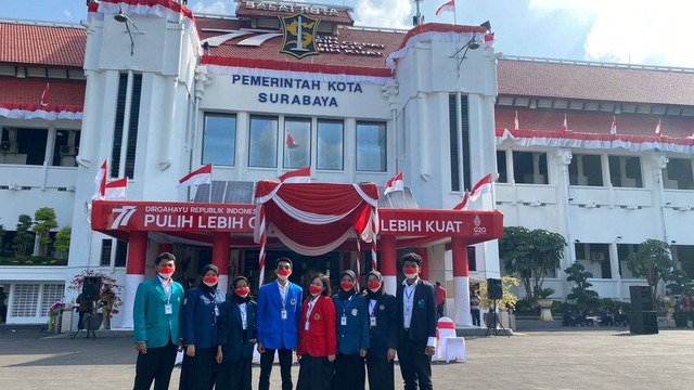 Shafira bersama teman-teman perwakilan dalam Upacara Pelepasan Mahasiswa Magang MSIB dan MBKM-A di Balai Kota Surabaya 