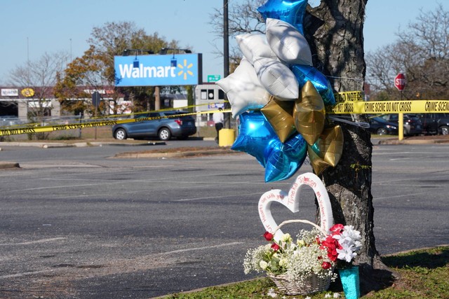 Sebuah tugu peringatan terlihat di tempat parkir setelah penembakan massal di Walmart di Chesapeake, Virginia, AS, Rabu (23/11/2022). Foto: Jay Paul/REUTERS