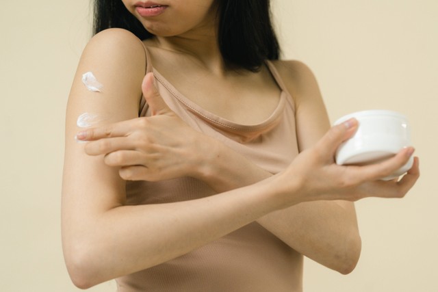 Betamethasone valerate digunakan secara tipis-tipis pada daerah kulit yang meradang. Foto: Pexels.com 