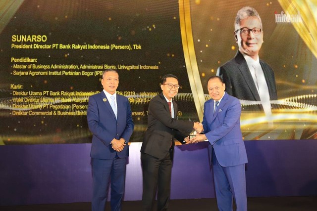 Direktur Utama BRI Sunarso dinobatkan sebagai CEO of The Year 2022 dalam ajang Top 100 CEO yang diselenggarakan oleh Majalah Infobank pada Rabu (23/11/2022) Foto: Dok. BRI