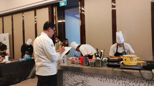 Chef Vindex tengah melakukan penilaian kepada peserta National Butchery and Cooking Competition. Foto: Riad Nur Hikmah/kumparan