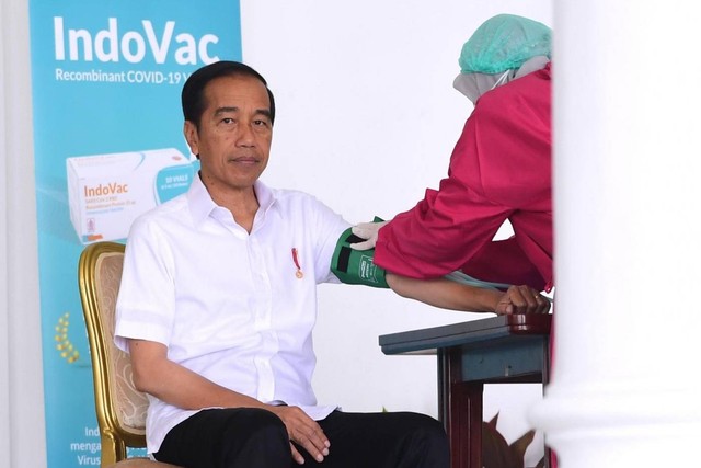 Presiden Jokowi diperiksa sebelum disuntik vaksin booster dosis kedua, di Istana Kepresidenan Bogor, Kamis (24/11/2022). Foto: Lukas/Biro Pers Sekretariat Presiden