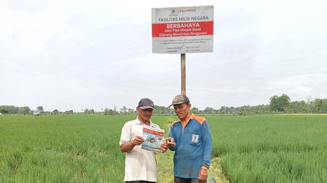 Aktivitas petani di Desa Sumbertlaseh, Kecamatan Dander, Kabupaten Bojonegoro, yang dilalui jalur pipa minyak Lapangan Banyu Urip. (Foto: Dok Istimewa)