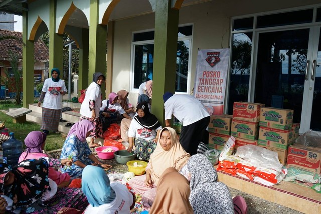 Sahabat Ganjar salurkan bantuan berupa kebutuhan sandang, pangan, dan kebutuhan lainnya untuk korban gempa Cianjur. Foto: Dok. Istimewa