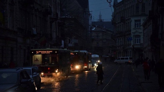 Putusnya aliran listrik membuat Kota Lviv idi Ukraina bagian barat menjadi gelap gulita.