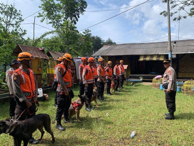 Tim K-9 Polri bersiap mecari korban tertimbun longsor akibat gempa Cianjur. Foto: Dok. Polri