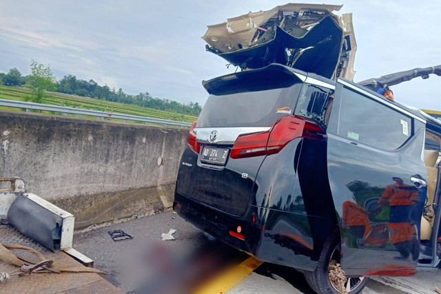 Kondisi mobil Alphard yang tabrak bokong truk di Tol Semarang-Solo. Foto: Dok. Istimewa