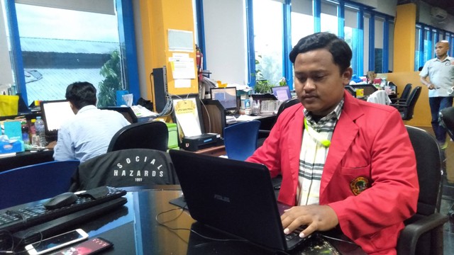 Pembuatan naskah berita liputan di kantor JTV Surabaya. (Sumber Gambaran: Dokumen Pribadi)
