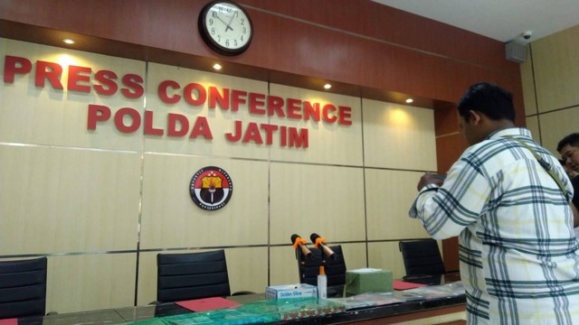 Proses liputan press release di kantor Polda Jawa Timur. (Sumber Gambar: Dokumen Pribadi)