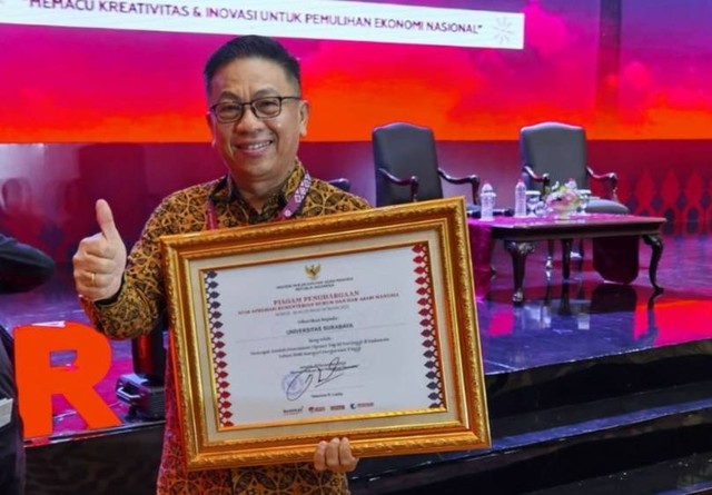 Rektor Ubaya, Dr. Ir. Benny Lianto, M.M.B.A.T. menerima penghargaan dari Kemenkumham RI.