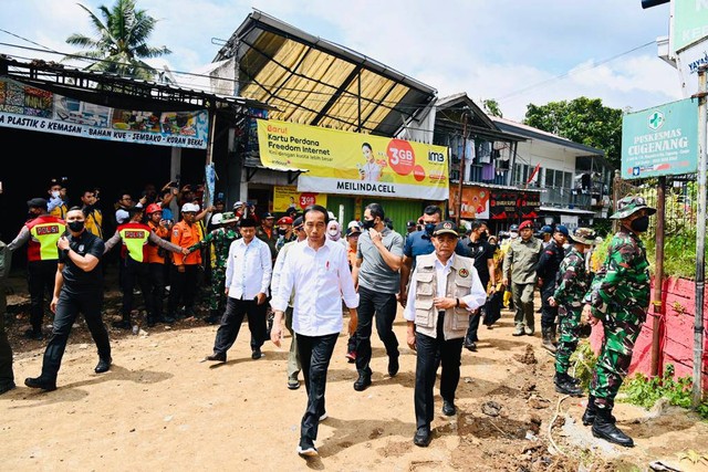 Presiden Joko Widodo dalam peninjauan penanganan dampak bencana di Kabupaten Cianjur, Kamis (24/11/2022). Foto: Laily Rachev/Biro Pers Sekretariat Presiden