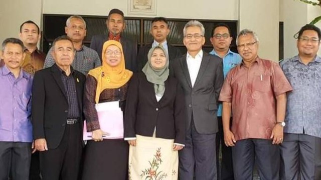 Pateemoh Sadeeyamu (tengah) Gubernur perempuan pertama yang beragama muslim di Thailand. Foto: Facebook/Aziz Latif