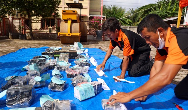 Petugas Balai Monitor Spektrum Frekuensi Radio Kelas II Banda Aceh menata alat komunikasi untuk dihancurkan, Kamis (24/11). Foto: Suparta/acehkini