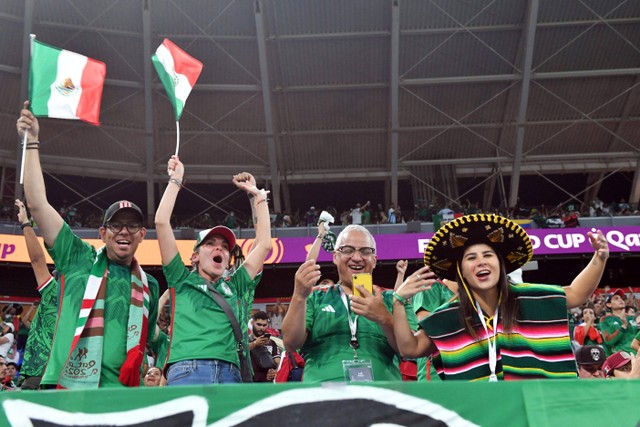 Suporter Meksiko menyaksikan pertandingan Grup C Piala Dunia 2022 Qatar antara Meksiko melawan Polandia di Stadion 974, Doha, Qatar. Foto: Jennifer Lorenzini/REUTERS