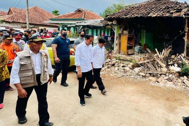 Presiden Joko Widodo meninjau tempat pengungsian korban terdampak gempa di Kampung Munjul, Desa Gasol, Kecamatan Cugenang, CIanjur, Kamis (24/11/2022).  Foto: Laily Rachev/Biro Pers Sekretariat Presiden