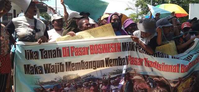 Solidaritas pedagang pasar boswesen melakukan aksi demo damai, di Kantor DPRD Kota Sorong, Kamis (24/11). Aksi tersebut dilakukan lantaran mereka menolak relokasi pasar boswesen, foto: Yanti/BalleoNEWS