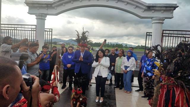 Ketua Umum Partai Demokrat, Agus Harimurti Yudhoyono (AHY) bersama istri Annisa Pohan tiba di Bandara Sam Ratulangi Manado, Kamis (24/11)