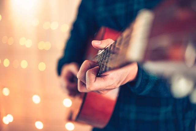 Ilustrasi bermain gitar. Foto: Photo Smoothies/Shutterstock.