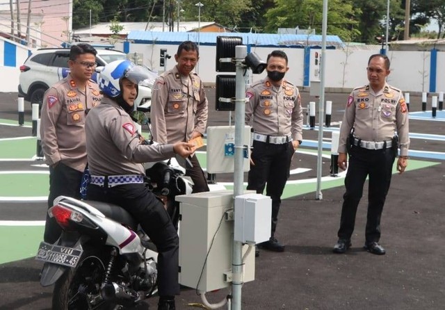 Polres Cirebon Kota melakukan uji coba sistem uji praktik SIM elektronik.(Juan)