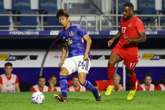 Pemain Timnas Jepang Hiroki Ito saat melawan Kanada pada pertandingan persahabatan di Stadion Al-Maktoum, Dubai, Uni Emirat Arab. Foto: Rula Rouhana/REUTERS