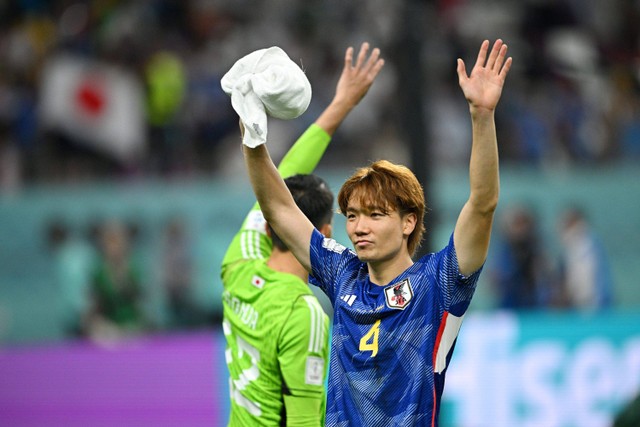 Pemain Timnas Jepang Kou Itakura saat melawanTimmas Jerman pada pertandingan Grup E Piala Dunia 2022 Qatar di Stadion Internasional Khalifa, Doha, Qatar. Foto: Stuart Franklin/Getty Images