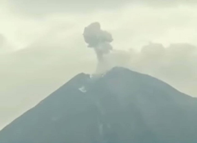 Tangkap layar Gunung Semeru menyemburkan awan panas pada Kamis (24/11/2022). Foto/Tangkap Layar