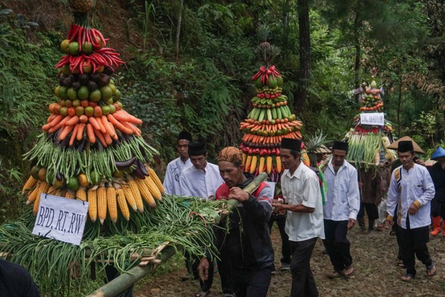 Sejumlah warga mengarak gunungan hasil bumi pada kirab budaya Nyadran Gunung Silurah 2022 di Desa Silurah, Wonotunggal, Kabupaten Batang, Jawa Tengah, (24/11/2022). Foto: Harviyan Perdana Putra/ANTARA FOTO