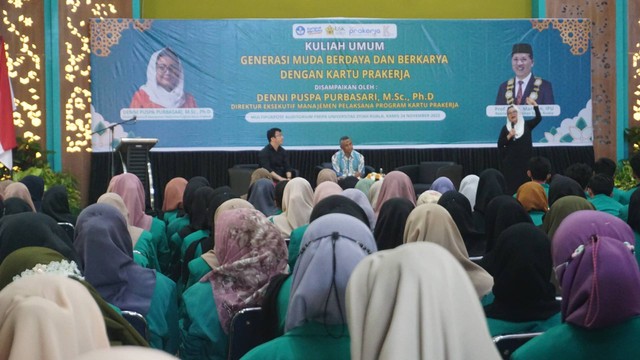 Direktur Eksekutif Manajemen Pelaksana Program Kartu Prakerja Denni Puspa Purbasari, memberikan kuliah umum di Universitas Syiah Kuala (USK) Banda Aceh, Kamis (24/11/2022). Foto: Zuhri Noviandi/kumparan
