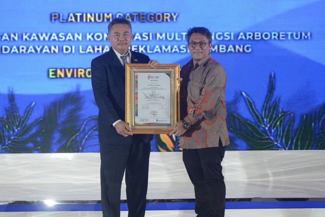 Hengky Adikusuma Mahiso Putra, Deputy Chief Corporate Service Officer Kideco, maju ke panggung mewakili PT. Kideco Jaya Agung di panggung penganugerahan ISDA 2022 menerima salah satu penghargaan. Foto: Dok Istimewa.