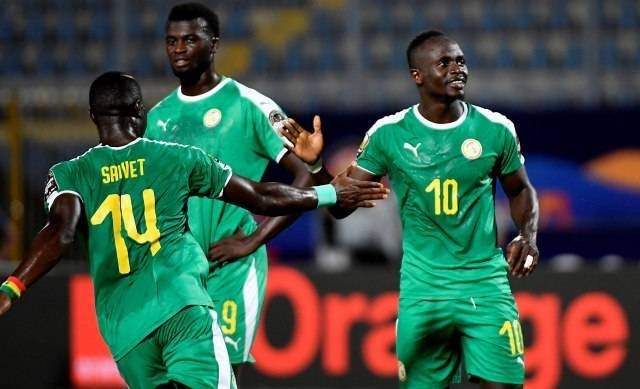 Sadio Mane (kanan) tampil membela Timnas Senegal dalam laga Piala Afrika menghadapi Kenya. Foto: Khaled Desouki/AFP