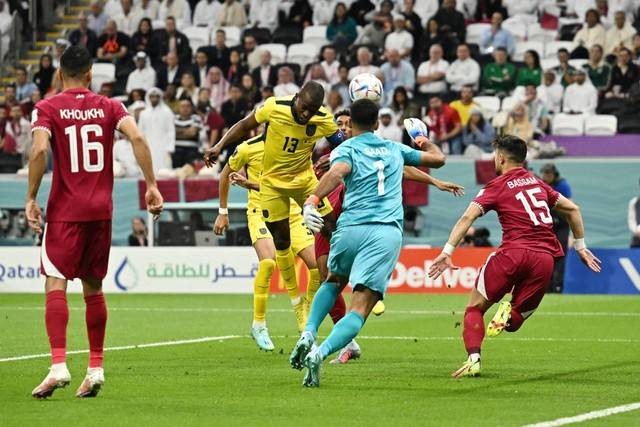 Pemain Ekuador Enner Valencia mencetak gol yang kemudian dianulir saat hadapi Qatar di Stadion Al Bayt, Al Khor, Qatar, Minggu (20/11/2022). Foto: Dylan Martinez/REUTERS