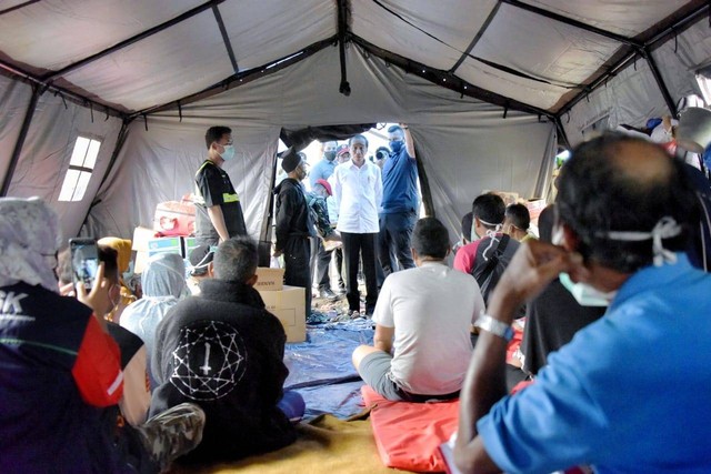 Presiden Jokowi, menemui warga terdampak gempa di tenda pengungsian, Kamis (24/11/2022). Foto: Humas Jabar
