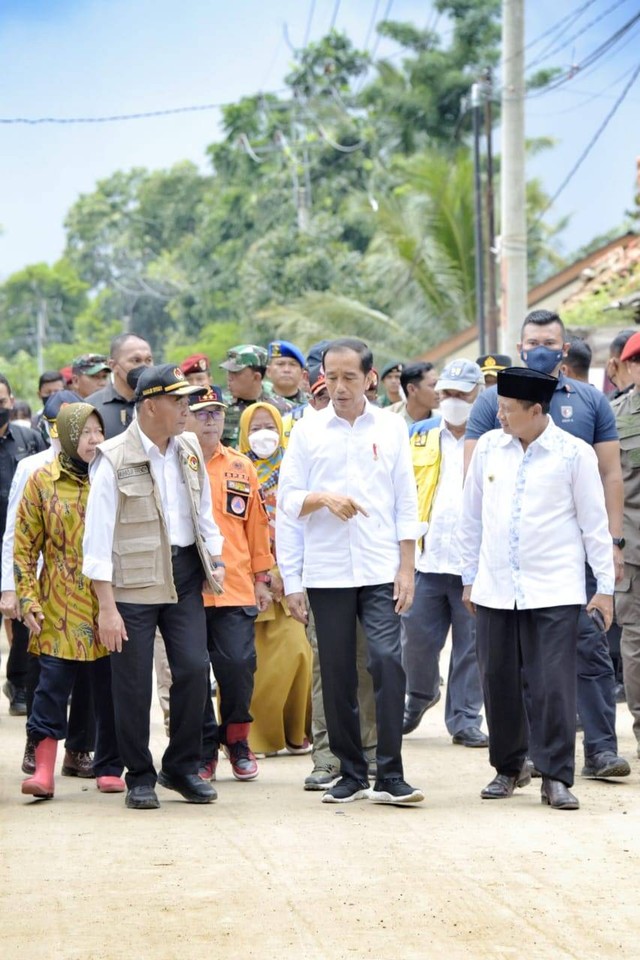Presiden Jokowi, meninjau sejumlah desa di Kabupaten Cianjur yang terdampak gempa, Kamis (24/11/2022). Foto: Humas Jabar