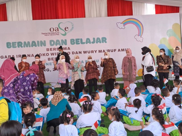 Iriana Jokowi didampingi Wury Ma'ruf Amin bersama Oase KIM belajar dan bermain bersama anak-anak TK I Putra I Palembang, Foto : Istimewa