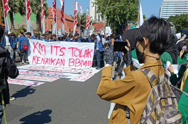 Meliput demo mahasiswa tentang kenaikan BBM dan KRUHP di depan Gedung Grhadi Surabaya