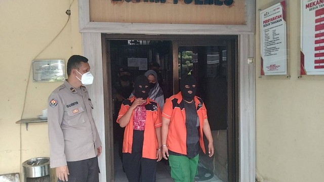 Polres Pelabuhan Tanjung Perak Surabaya mengungkap dua tersangka penganiayaan bocah 6 tahun hingga meninggal dunia, Kamis (24/11/2022). Foto: Farusma Okta Verdian/kumparan