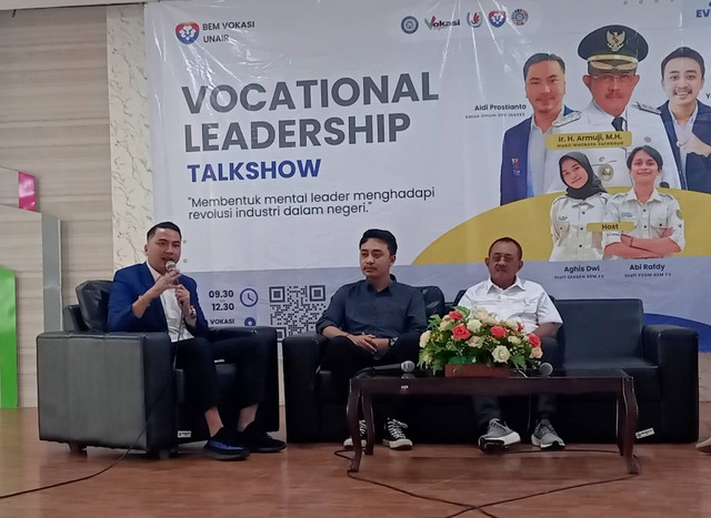 Ketua Umum DPP Indonesia Youth Economic Society (INAYES) Aldi Prastianto (paling kiri) dalam talk show vocational leadership yang digelar Fakultas Vokasi Unair, Kamis (24/11). Foto: Masruroh/Basra