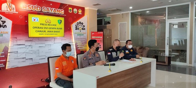 Pers rilis dari Tim DVI Polri soal penanganan korban gempa Cianjur di RSUD Sayang Cianjur pada Kamis (24/11). Foto: Rachmadi Rasyad/kumparan