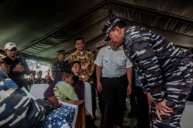 Kepala Staf Angkatan Laut (KSAL) Laksamana TNI Yudo Margono (kanan) berbincang dengan warga saat pemeriksaan layanan kesehatan gratis di Bojong Manik, Lebak, Banten, Kamis (24/11/2022). Foto: Muhammad Bagus Khoirunas/ANTARA FOTO