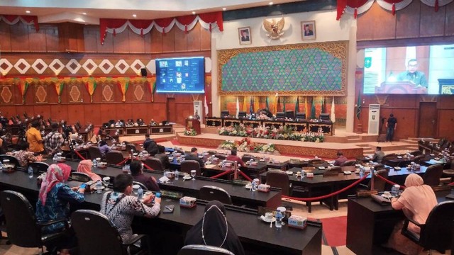 Rapat Paripurna DPRD Riau hanya dihadiri 9 orang. (BAGUS PRIBADI/SELASAR RIAU)