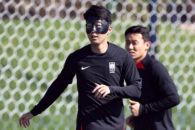 Pemain Korea Selatan Son Heung-min selama latihan di Al Egla Training Site 5, Doha, Qatar, Rabu (23/11/2022). Foto: Kim Hong-Ji/REUTERS
