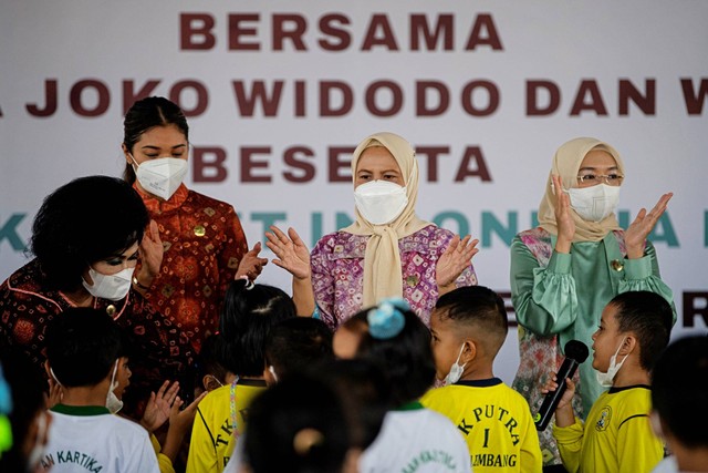 Ibu Negara Iriana Joko Widodo (tengah) bersama istri Wakil Presiden Wury Ma'ruf Amin belajar dan bermain bersama siswa Pendidikan Anak Usia Dini (PAUD) di Palembang, Sumatera Selatan, Kamis (24/11/2022). Foto: Nova Wahyudi/ANTARA FOTO