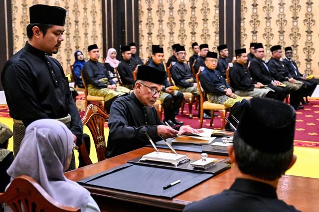 Anwar Ibrahim (Tengah) jalani pelantikannya sebagai Perdana Menteri Malaysia di Istana Nasional di Kuala Lumpur pada 24 November 2022. Foto: Mohd Rasfan/AFP