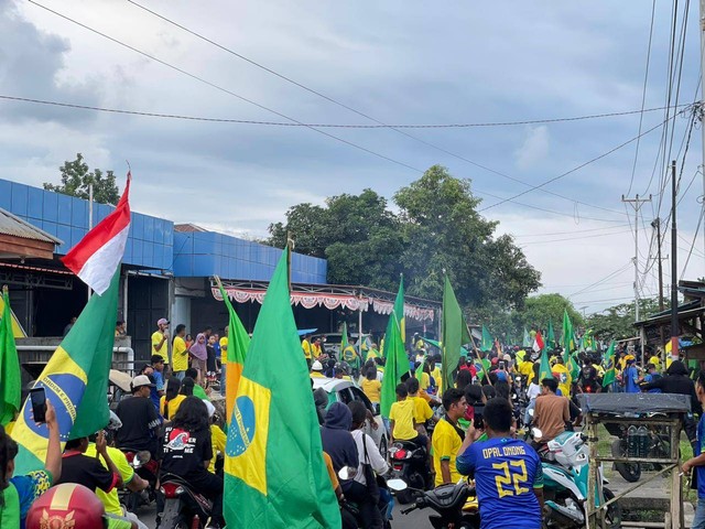 Tampak ribuan fans Timnas Brasil yang melakukan konvoi di Kota Tobelo, Halut. Foto: Samsul/cermat