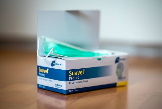 Ilustrasi Cara Memakai Masker Duckbill. Foto: Dok. Mika Baumeister (Unsplash.com)
