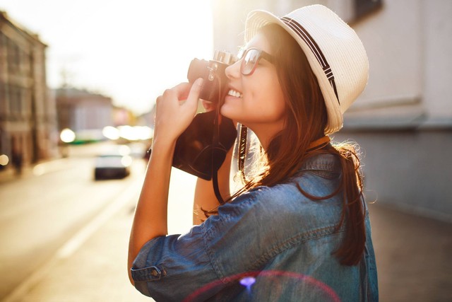 Ilustrasi perempuan sedang memotret. Foto: solominviktor/Shutterstock