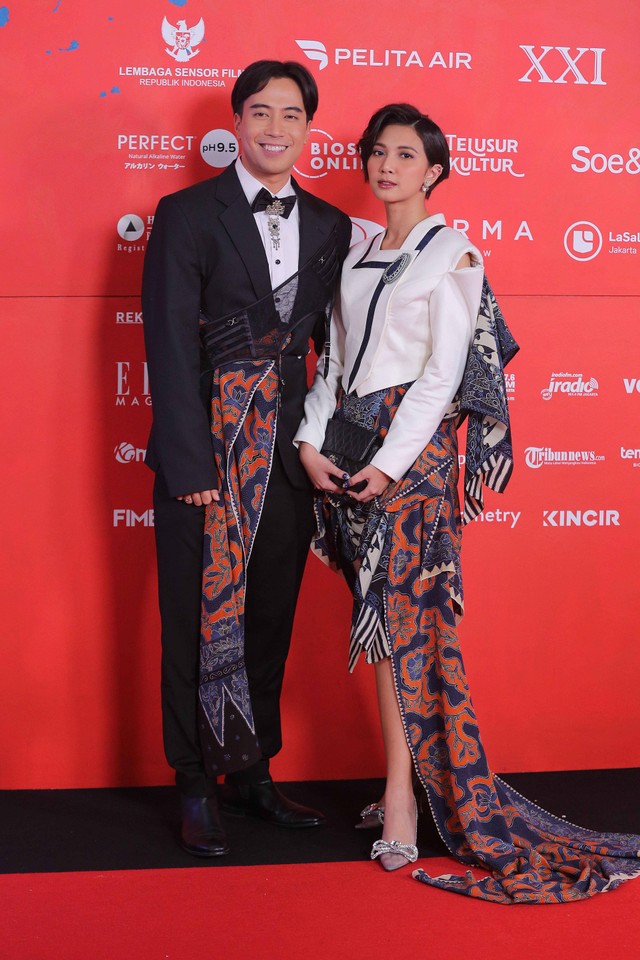 Pasangan artis Vidi Aldiano dan Sheila Dara saat hadir di acara Festival Film Indonesia 2022 di JCC, Jakarta, Selasa, (22/11/2022). Foto: Agus Apriyanto/kumparan