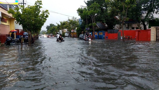 Kondisi Jalan Panglima Sudirman, Bojonegoro Kota, yang tergenang banjir. Kamis (24/11/2022) (Foto: Dok Istimewa)