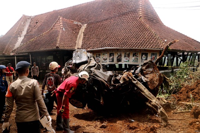 Petugas SAR gabungan berhasil melakukan evakuasi mobil yang tertimbun longsor akibat gempa di Cugenang, Kabupaten Cianjur, Jawa Barat, Kamis (24/11/2022). Foto: Yulius Satria Wijaya/ANTARA FOTO