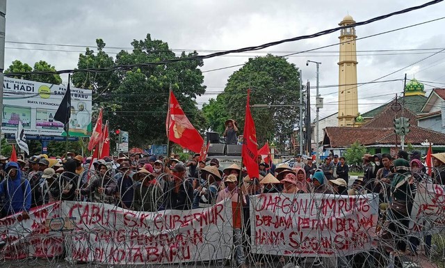 Massa aksi yang merupakan petani di lahan Kota Baru menuntut pencabutan SK Gubernur Lampung terkait biaya sewa lahan. | Foto : Galih Prihantoro / Lampung Geh